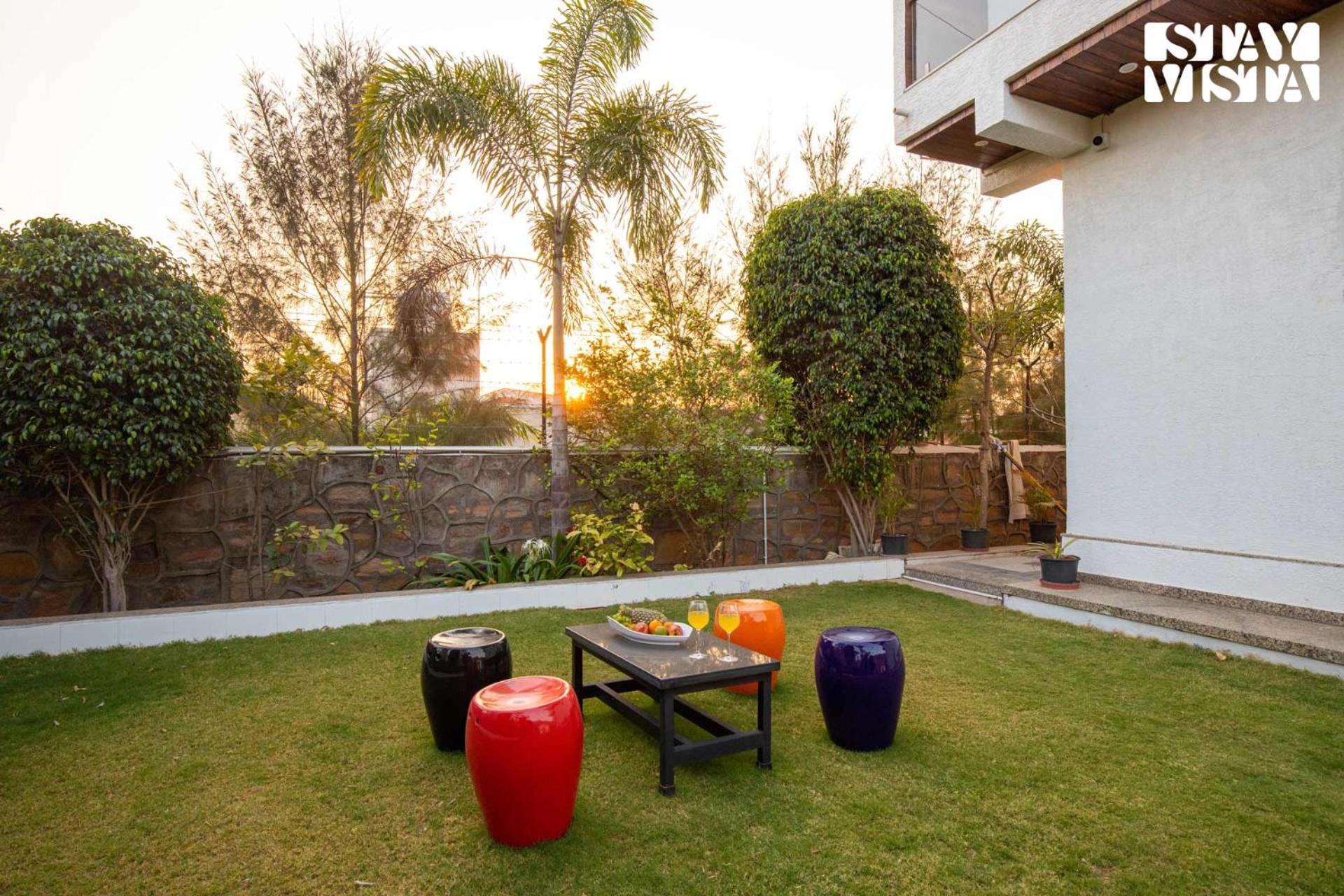 Stayvista'S Bella Dream - Mountain-View With Outdoor Pool, Lawn Featuring A Gazebo & Indoor Games Udaipur Eksteriør billede