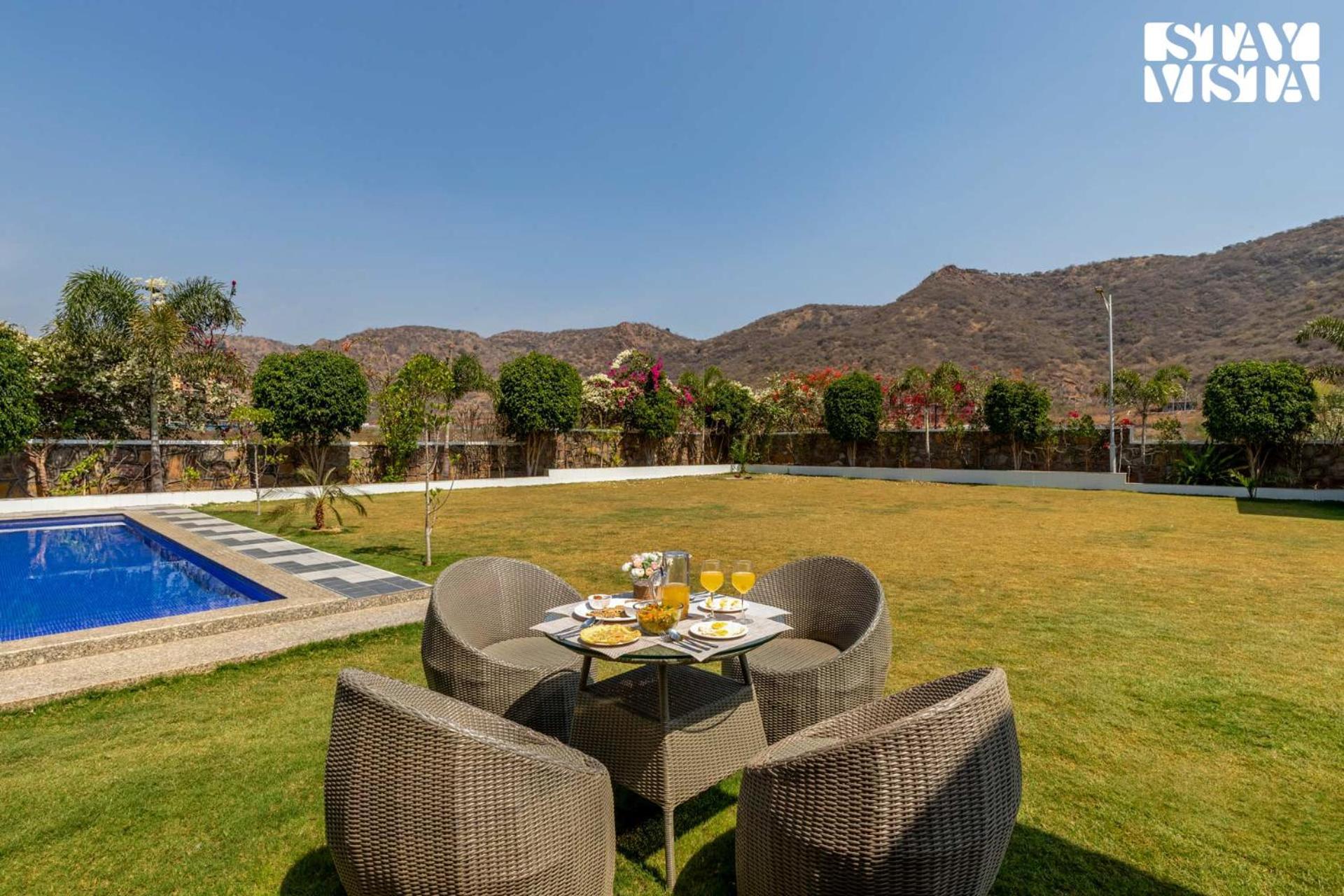 Stayvista'S Bella Dream - Mountain-View With Outdoor Pool, Lawn Featuring A Gazebo & Indoor Games Udaipur Eksteriør billede